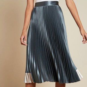 Contrast panel pleated midi skirt